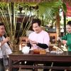 MC Hồng Phúc đưa ca sĩ Mai Anh tìm hiểu nghề làm kẹo dừa ở Bến Tre