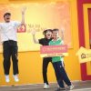 Kiều Minh Tuấn và Hòa Minzy góp sức mang về giải thưởng 95 triệu cho trẻ em mồ côi