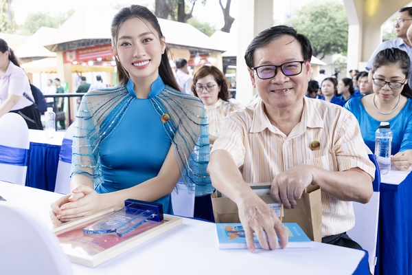 Lương Thùy Linh trở thành Đại sứ văn hóa đọc TP.HCM