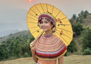 H’Hen Niê diện trang phục dân tộc Thái và H’Mông, giao lưu cùng người dân Điện Biên