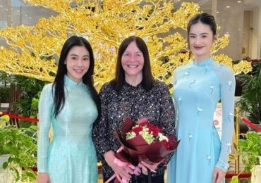 Hoa hậu Ý Nhi diện áo dài đón chủ tịch Miss World đến Việt Nam