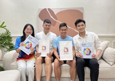 Thí sinh Mr World Vietnam 2024 thuyết trình dự án nhân ái bằng tiếng Anh