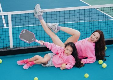 Thời trang pickleball khoẻ khoắn của mẹ con Trà Ngọc Hằng