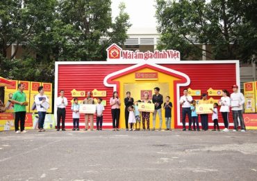 Tùng Dương, Puka, Gin Tuấn Kiệt và 2 con gái của MC Quyền Linh tặng tiền cho các em nhỏ mồ côi