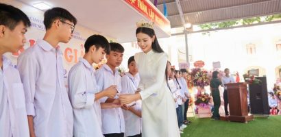 Á hậu Bùi Khánh Linh về trường cũ trao tặng học bổng cho học sinh khó khăn