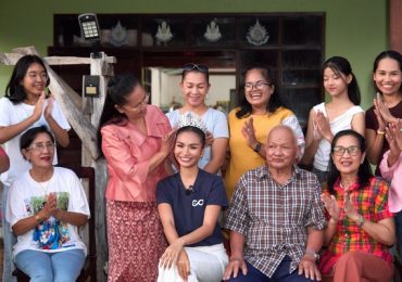 Á hậu Karnruethai Tassabut hạnh phúc trong vòng tay gia đình tại Ubon Ratchathani