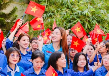 Dàn Hoa Á hậu dự lễ chào cờ lịch sử mừng 50 năm thống nhất đất nước