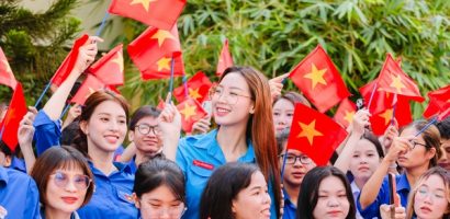 Dàn Hoa Á hậu dự lễ chào cờ lịch sử mừng 50 năm thống nhất đất nước