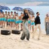 Thí sinh Miss Cosmo Vietnam đeo chì nặng 8kg tạo dáng chụp ảnh dưới đáy biển