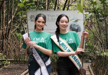 Hoa hậu Thanh Thủy trồng cây xanh cùng nhiều thanh niên trẻ đến từ 10 quốc gia