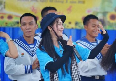 Jee Trần đến Trường Sa phục vụ văn nghệ cho các chiến sĩ