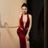 Bùi Quỳnh Hoa diện đầm đỏ cắt xẻ táo bạo tại chung kết MIQVN 2025