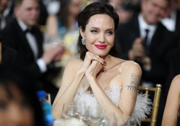 Angelina Jolie: ‘Tôi thấy dấu hiệu tuổi tác khi ngắm mình trong gương’