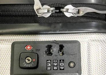 Hành khách tức giận vì vali bị phá khóa trên chuyến bay Singapore