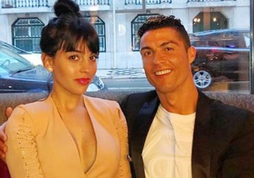 C. Ronaldo đi nghỉ cuối tuần ở khách sạn cùng bạn gái
