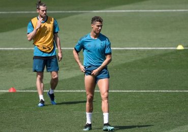 CĐV trầm trồ trước cơ bắp của Cristiano Ronaldo