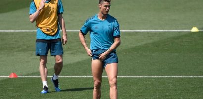 CĐV trầm trồ trước cơ bắp của Cristiano Ronaldo