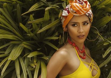 Á hậu Nguyễn Loan gợi ý diện bikini chào hè nóng bỏng