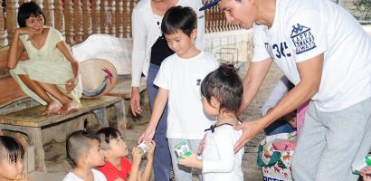 Vợ chồng Lý Hải – Minh Hà đưa 4 con nhỏ đi làm từ thiện