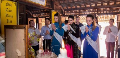 Đương kim Hoa hậu Áo mặc áo dài, đi từ thiện tại Quảng Bình