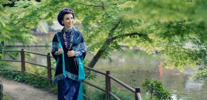Hoa hậu Vũ Thúy Nga nền nã tà áo dài Việt trên đất khách