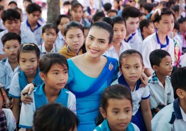 Trương Thị May ngẫu hứng hát tiếng Khmer khi tặng quà từ thiện tại Sóc Trăng