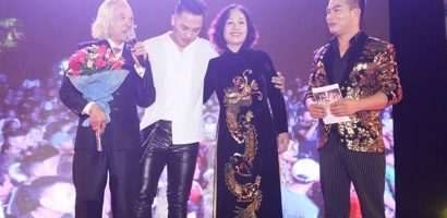 Châu Khải Phong cúi đầu xin lỗi gia đình trong đêm kỷ niệm 10 năm ca hát