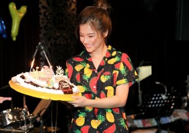 Hoàng Yến Chibi liên tục bật khóc vì xúc động trong buổi offline mừng sinh nhật
