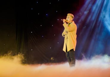 Ca sĩ gốc Việt V.O.X khiến khán giả miền Tây ngất ngây với hit ‘Người thứ ba’