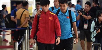 Tuyển thủ Việt Nam đội mưa rời sân bay Philippines về nước