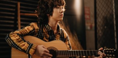 Cover hit của Mỹ Tâm, Gia Khiêm gây bất ngờ với khả năng hát tiếng Hàn và đàn guitar