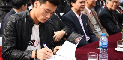 Thủ môn Bùi Tiến Dũng tham dự buổi ra mắt sách ảnh bóng đá Việt Nam