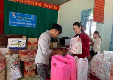 Hà Thu trao 150 phần quà cho bà con nghèo ở quê hương Đắk Lắk