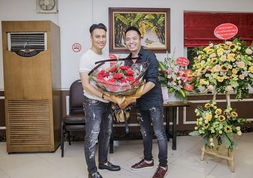 Sau ồn ào phẫu thuật, Việt Anh xuất hiện với ngoại hình khác lạ đến mừng sinh nhật ông bầu Quang Cường