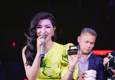 Nguyễn Hồng Nhung đeo nhận hơn 30.000 USD đi sự kiện