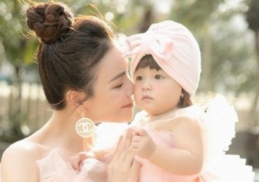 Bé Sophia tròn 1 tuổi, Trà Ngọc Hằng lần đầu công khai hình ảnh của con