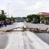 Bột trắng chảy tràn xuống đường, dân chặn xe về cảng Dung Quất