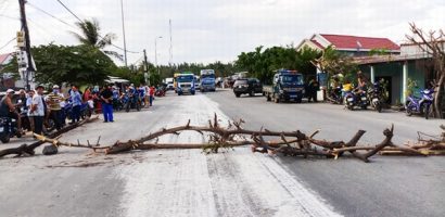 Bột trắng chảy tràn xuống đường, dân chặn xe về cảng Dung Quất