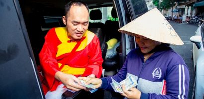 Thu Trang giữ hết tiền, Tiến Luật phải ra đường ‘bán vé số’ kiếm thêm?