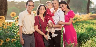 Con trai của Lương Thế Thành – Thúy Diễm diện áo dài, chụp ảnh Tết cùng bố mẹ và ông bà