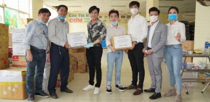 Đan Trường – Trung Quang tặng gel rửa tay, găng tay và khẩu trang y tế cho các khu cách ly