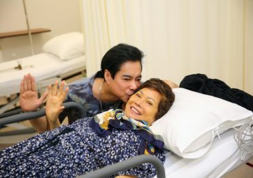 Mẹ Ngọc Sơn về Việt Nam sau khi sức khoẻ suy kiệt tại Mỹ