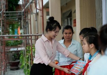 Lucy Như Thảo về quê tặng quà cho trẻ em nghèo vượt khó