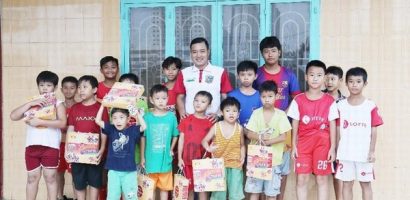 Nguyễn Hồng Sơn cùng học trò đội mưa trao bánh trung thu