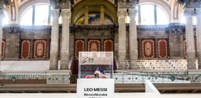 Messi tặng đôi giày trong trận vượt huyền thoại Pele