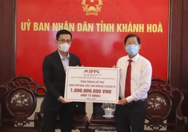 Quỹ Vì cộng đồng IPP trao tặng 1 tỉ đồng mua vaccine COVID-19 tại Khánh Hoà