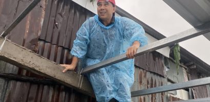 MC Quyền Linh đội mưa đến Cà Mau lợp mái tôn cho bé gái mồ côi
