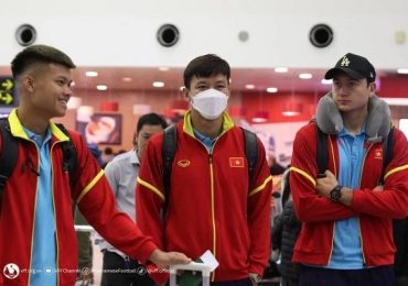 Đội tuyển Việt Nam đến sân bay dưới thời tiết lạnh, lên đường sang Philippines