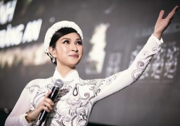Nguyễn Hồng Nhung diện áo dài, hát ‘Xin chào Việt Nam’ tại Liên hoan phim thế giới châu Á 2023