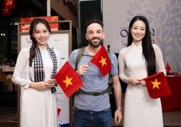 Thanh Thủy, Kiều Duy diện áo dài gửi cờ Tổ quốc đến du khách